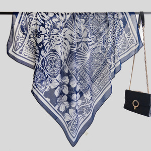 <span class=keywords><strong>Sciarpa</strong></span> Quadrata Estiva Leggera in Tessuto Poliviscosa Stampato in Voile di Cotone 105*105cm <span class=keywords><strong>Elegante</strong></span> <span class=keywords><strong>Blu</strong></span> Bianco Stampato Copricapo Scialle - Product Image 4