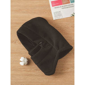 Manta de cama negra con capucha - Product Image 1