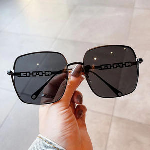 Gafas de Sol Qianai con Marco Metálico Grande para Mujer, Lentes de PC con Protección UV400, Diseño Cuadrilateral, Protección Solar para Salidas y Fiestas - Product Image 5