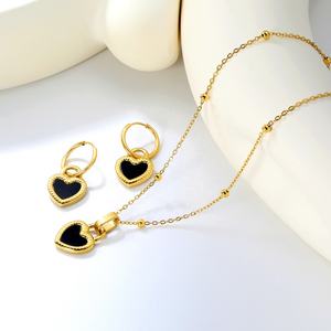 Conjunto de Joyería de Corazón Negro, Collar y Aretes de Acero Inoxidable con Baño de Oro de 18k, Diseño Moderno y Personalizado, Venta al Por Mayor, No se Deslustra - Product Image 4
