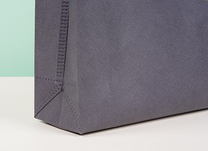 Sac fourre-tout non tissé personnalisé avec logo, sac pour vêtements, impression numérique, thermocollé, couture, protection environnementale, sac promotionnel à emporter - Product Image 5
