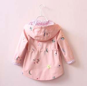 Fournisseur chinois de vêtements pour filles plus âgées, manteau trench pour enfants à capuche avec fermeture éclair et taille large brodée - Product Image 4