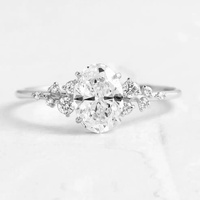Bague S925 plaqué or avec oxydes de zirconium ovales et motif étoile, pierres latérales solitaires, style minimaliste classique et élégant pour femme