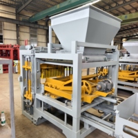 Machine à fabriquer des blocs de béton hydraulique QT4-15 avec fonctionnement automatique