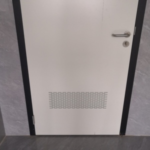 Porte Sanitaire en Acier Personnalisée avec Fenêtre en Verre et Persienne Perforée pour Zone Propre - Product Image 6
