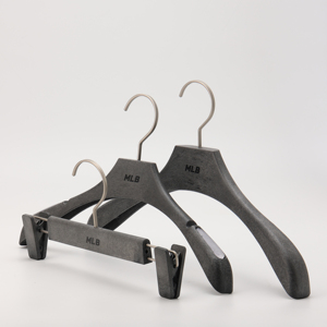 קולב בגדים ומכנסיים רחב כתפיים, עמיד, קל משקל, נגד החלקה, ללא ריח, עשוי פלסטיק ABS דמוי עץ, עם אפשרות להדפסת לוגו. - Product Image 1