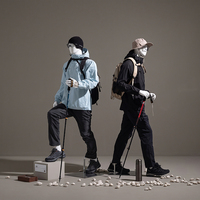 Mannequin de randonnée athlétique en FRP avec base métallique, mannequin de corps entier pour vêtements de trekking, idéal pour la présentation en vitrine de vêtements d'extérieur