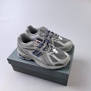 Vente en gros à bas prix de chaussures de sport tendance de qualité supérieure - chaussures de course respirantes argentées pour l'extérieur - chaussures de tennis - Product Image 4