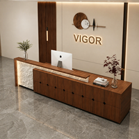 Bureau de réception de luxe en bois de noyer nordique avec bande lumineuse LED pour hôtel boutique, comptoir d'accueil, OEM ODM personnalisé