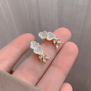 ต่างหูแบบติดหู ดีไซน์กิ่งดอกพลัมใหม่ ปี 2026 สวยหรู ประดับใบไม้ ชุบทอง ผลิตจากโลหะผสมสังกะสีคุณภาพสูง สำหรับผู้หญิง - Product Image 4