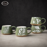 Tasse en céramique faite à la main avec motif de branches de baies de sauge blanches et vertes personnalisable SWT, avec fond en argile
