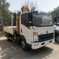 Camion grue SINOTRUK HOWO 4x2, moteur Weichai 116 CV, grue à flèche pliante hydraulique de 3,2 tonnes, boîte de vitesses, roulement Euro 3
