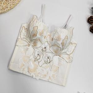 Top bustier amincissant et gainant à broderie perlée, bretelles blanches, style corset - Product Image 3
