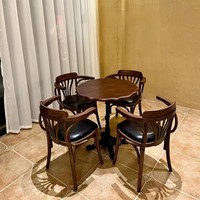 Chaise de salle à manger nordique moderne en bois massif avec dossier et accoudoirs rembourrés à design mobile pour salons de thé, cafés et bars