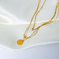 Collier EManco superposé avec chaîne câble satellite, pendentif rond avec nom en lettres, couleur or, idéal pour les fêtes et les vacances, bijou cadeau