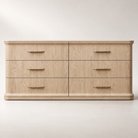 Commode à 6 tiroirs en chêne blanchi avec poignées métalliques à profil incurvé et détails de lignes noires pour les intérieurs, taille et couleur du bois personnalisables