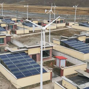 Sistema de Energía Híbrido de Paneles Solares y Eólicos de Imán Permanente Trifásico de 5KW-20KW para Uso Doméstico y Agrícola (24v-400V) - Product Image 1