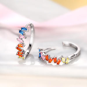 Orecchini a Cerchio in Oro Bianco E4139 con Cristalli Geometrici, Design Trendy per Uso Quotidiano Femminile - Product Image 5