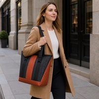 Sac fourre-tout minimaliste en nylon matelassé avec blocs de couleur et TPU