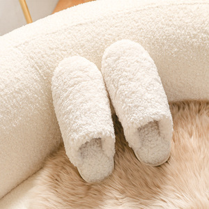 Pantuflas de Mujer de Felpa Suave Color Crema, con Forro de Peluche, Cerradas, Antideslizantes, para Interiores - Product Image 3