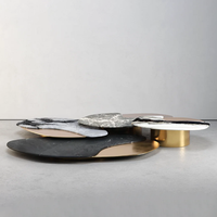 Table basse en marbre en forme de pétale Dream Home, avec dalles de pierres multiples et incrustations dorées brossées, table d'appoint artistique pour salon
