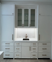 Cuisine moderne de luxe sur mesure, armoires blanches laquées style Shaker avec grand îlot en marbre pour projet de villa