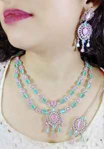 Ensemble collier choker plaqué or avec pierres AD et Maangtikka |   Meilleurs bijoux de mariage pour les fiançailles et les anniversaires de mariage - Product Image 4