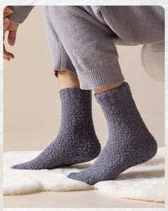Chaussettes antidérapantes en polaire corail douce personnalisables avec logo, chaudes et épaisses, pour l'hiver, pour femmes et hommes, faible MOQ, OEM - Product Image 6