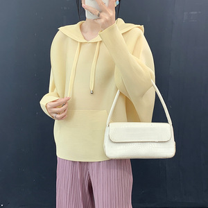 Suéter de Manga Larga con Bolsillo Canguro, Estilo Minimalista Otoñal, Tejido 100% Poliéster de Color Sólido, Marca PY Miyake - Product Image 4