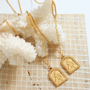 Collar con Colgante Geométrico de Figura Humana Chapado en Oro de 18k, Joyería al por Mayor que No se Deslustra - Product Image 3