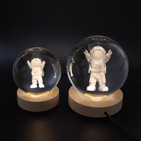 Vente chaude Boule de cristal K9 3D gravée au laser Système solaire Astronaute avec base