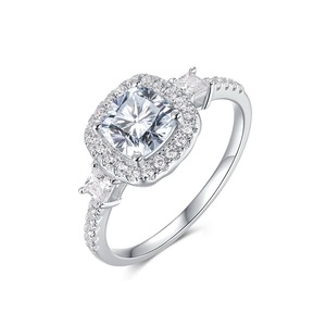 Anello di Fidanzamento con Moissanite Taglio Principessa e Halo in Argento Sterling 925, Gioiello Promessa Eterna per Donne - Product Image 2