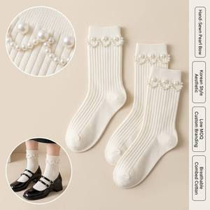 Chaussettes en coton côtelé blanc pour femmes, style coréen, avec logo personnalisé, certifiées OEKO Tex100, vente en gros OEM, chaussettes cadeau avec nœud perlé - Product Image 6