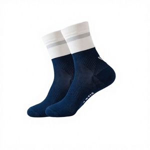 Chaussettes de sport athlétiques bleu marine premium avec bord côtelé blanc, respirantes et extensibles, pour la course, la gym et l'entraînement - Product Image 2