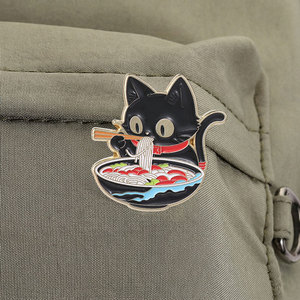 Zwarte kat die ramen eet Emaille pin Leuke katachtige dieren met eetstokjes Noedelkom Japanse voedselbroche voor rugzakdecoratie - Product Image 4