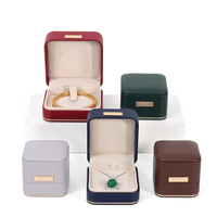 Boîte à bijoux carrée de luxe en cuir PU avec rangement élégant pour bagues et bracelets