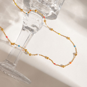 Collier délicat à perles colorées, chaîne en acier inoxydable plaqué or 14 carats, forme de boule, design géométrique, bijoux tendance - Product Image 2