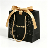 Sac cadeau en papier noir de qualité supérieure, logo personnalisé imprimé en or, ruban en satin, poignée en cordon tressé, emballage cadeau boutique