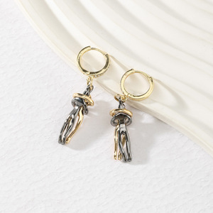 Boucles d'oreilles Huggie pour amoureux, en alliage de zinc, bicolores, en forme humaine, design couple, cadeau unisexe, bijoux tendance - Product Image 4