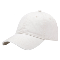 Casquette de baseball premium en coton blanc délavé, style sportif, 6 panneaux, avec boucle métallique réglable, bordure subtilement vieillie, minimaliste