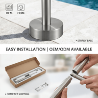 Colonne de douche extérieure autoportante élégante en SUS304 brossé avec pommeau de douche pluie et douchette à main pour hôtels et complexes hôteliers de luxe
