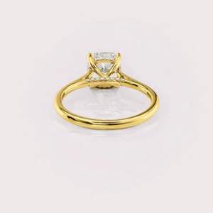 แหวนหมั้นเพชรทรงคุชชั่นคัท เพชรเพาะเลี้ยงในห้องปฏิบัติการ ตัวเดียว ประดับบนตัวเรือนทองคำ 18K สีเหลือง / สีขาว และสีโรสโกลด์ - Product Image 2