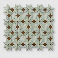 Mosaïque de marbre vert personnalisée, motif floral blanc en pierre découpée au jet d'eau pour murs et sols