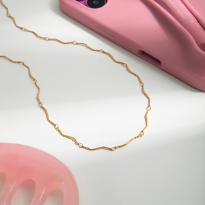 Nouveau <span class=keywords><strong>collier</strong></span> de chaîne minimaliste à la mode or 18 carats PVD acier inoxydable vague marteau <span class=keywords><strong>sucette</strong></span> chaîne <span class=keywords><strong>collier</strong></span> bijoux pour femmes - Product Image 3
