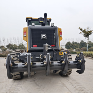 Machine de nivellement de terrain Grader GR165, réputée pour la construction de fonds de piste et de chaussées - Product Image 5