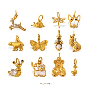 Zoo y Jardín |   Colgante de Acero Inoxidable con Baño de Oro PVD de 18K con Forma de Animales e Insectos: Mariposa, Abeja, Oso, Elefante, Caballo, Ciervo, Gato, Caracol - Product Image 6