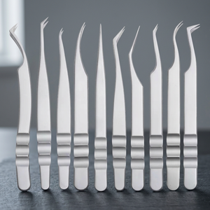 Pince à cils courbée en acier inoxydable à pointe lisse, dorée, pour greffe et extension de cils, finition sablée - Product Image 3