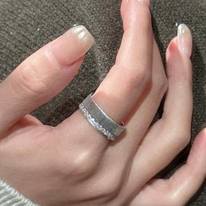 Bague en argent pur S925 brossé italien avec incrustation de diamants sur une large surface, style antique français simple et luxueux, bagues de mode en gros - Product Image 1