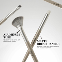 Jeu de pinceaux de maquillage or champagne avec logo personnalisé Fabricant de pinceaux de maquillage vegan de luxe en cheveux synthétiques de haute qualité avec manche en bois