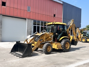 Chargeuse-pelleteuse CAT 420F 4x4 neuve et bien équipée, unité polyvalente pour les travaux de terrassement et de remplissage de fossés - Product Image 3
